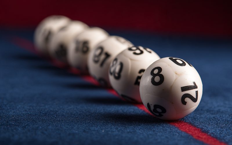 Seis bolillas azules y rojas del Quini 6