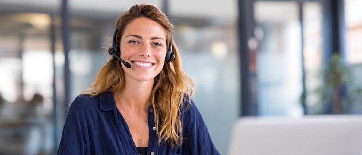 Agente de atención al cliente con auriculares